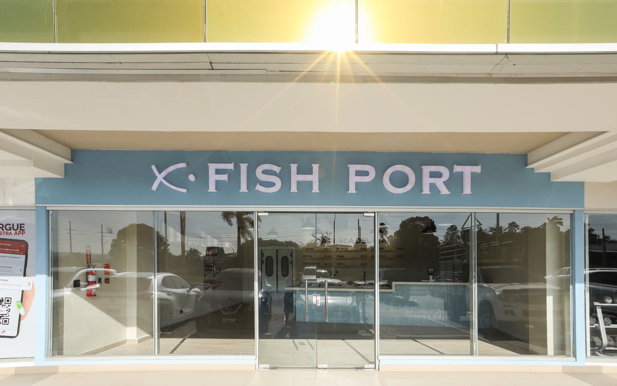 Fachada Fish Port con identidad gráfica aplicada